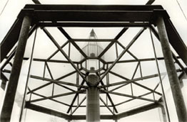 Gläserner Treppenturm mit Brückenanbindung an alle Geschoss-Ebenen